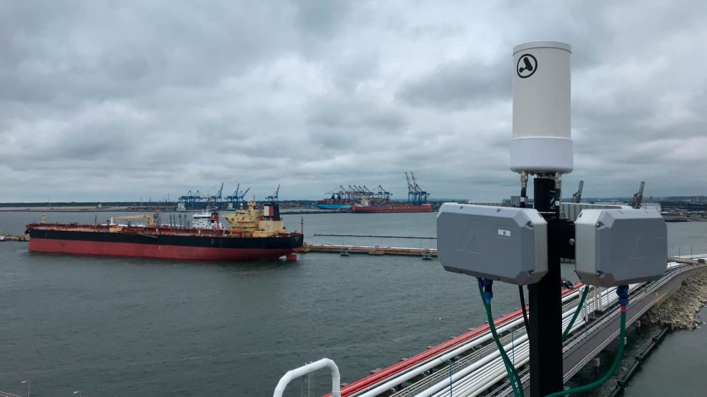 Sistema SENDES DAU + SENDES SJ para vigilancia antidrón en puerto de alto tráfico.