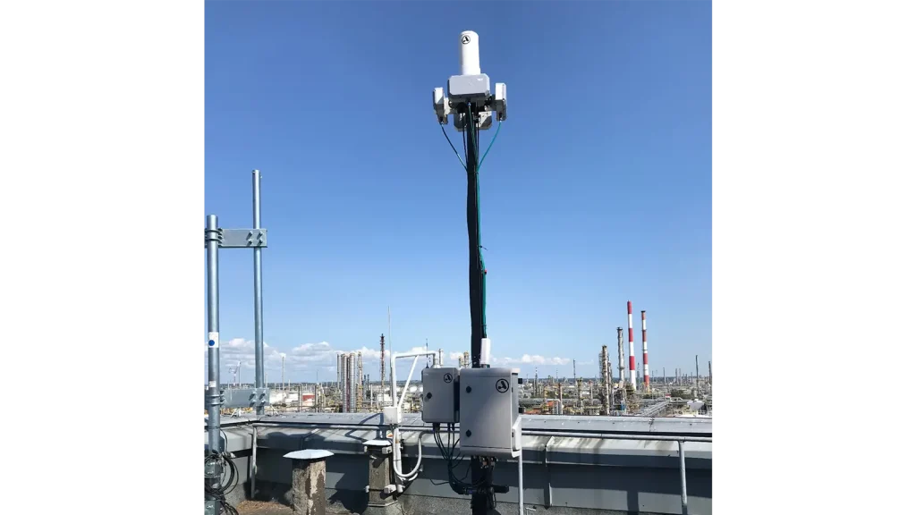 Despliegue estacionario SENDES DAU + SENDES SJ en cubierta industrial para protección del perímetro aéreo.