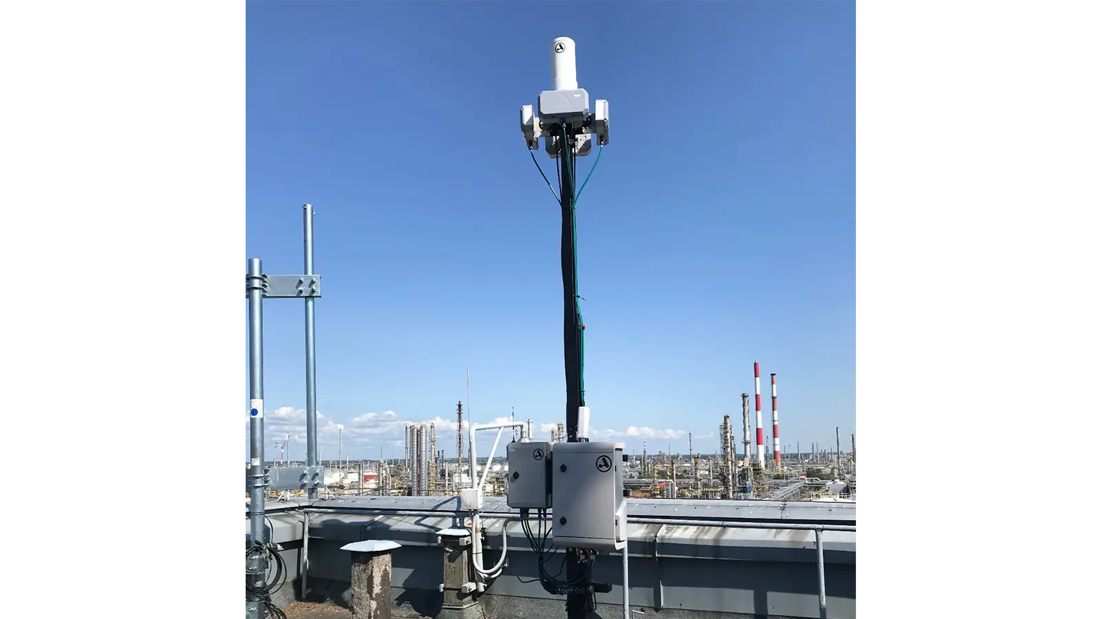 Despliegue estacionario SENDES DAU + SENDES SJ en cubierta industrial para protección del perímetro aéreo.