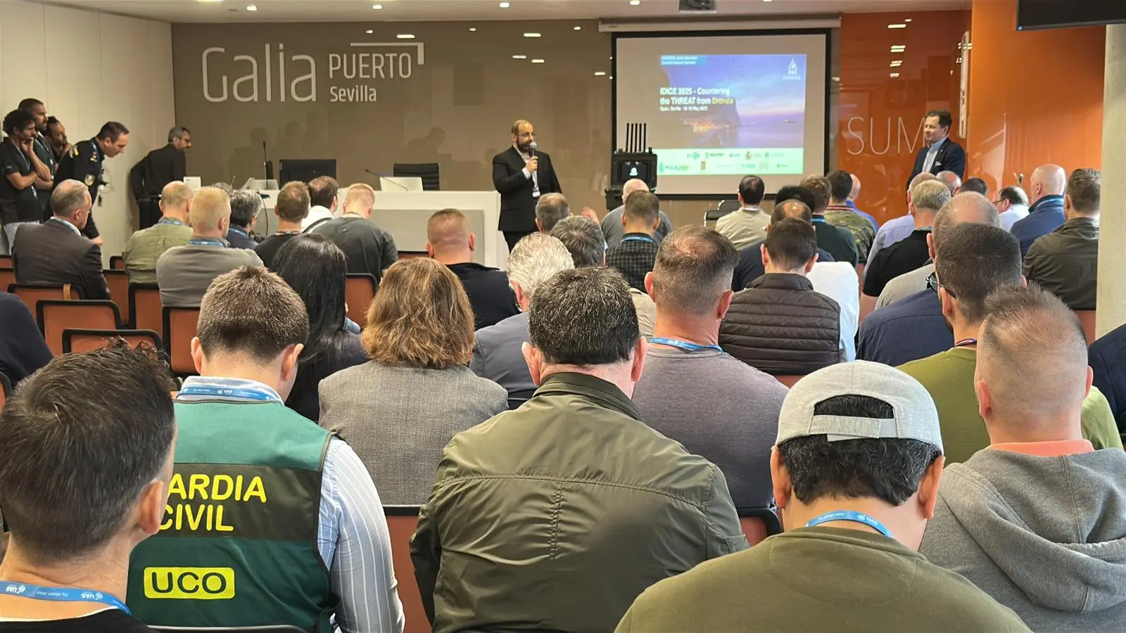 Presentación de ASDT sobre sistemas antidron en el auditorio del Puerto de Sevilla.